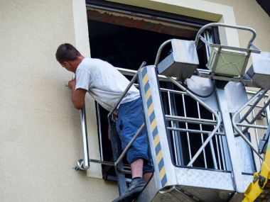 Yenileme çalışmaları koruyucu bir bariyer ile bir asansör montaj