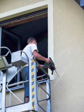 Yenileme çalışmaları koruyucu bir bariyer ile bir asansör montaj