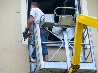 Yenileme çalışmaları koruyucu bir bariyer ile bir asansör montaj