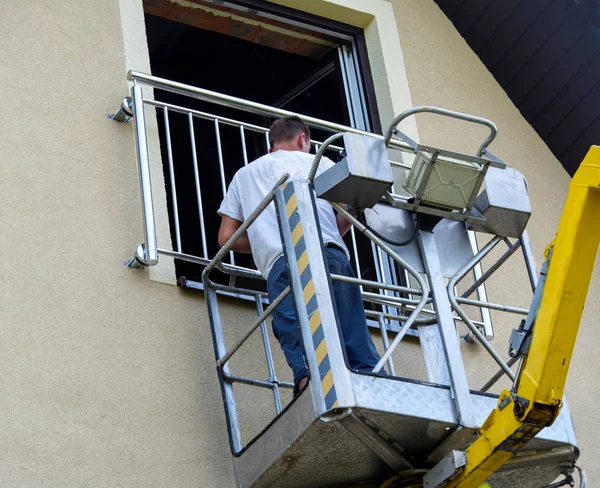 Yenileme çalışmaları koruyucu bir bariyer ile bir asansör montaj — Stok fotoğraf