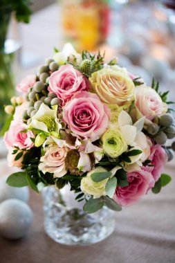 Çiçek demetleri düğün kompozisyonu