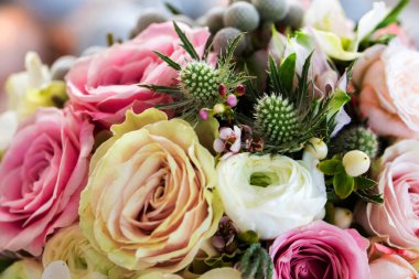 Çiçek demetleri düğün kompozisyonu