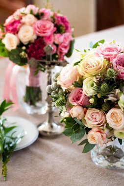 Çiçek demetleri düğün kompozisyonu