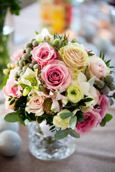 Çiçek demetleri düğün kompozisyonu