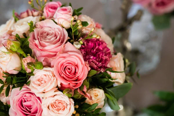 Çiçek demetleri düğün kompozisyonu