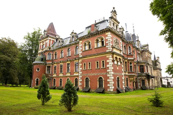 O palácio e parque complexo em Krowiarki — Fotografia de Stock