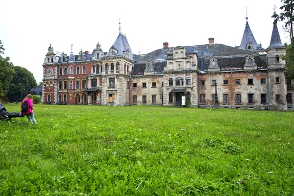 Pałac i park w Krowiarki — Zdjęcie stockowe
