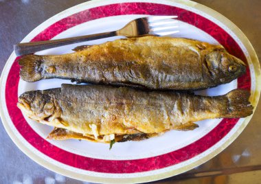 Taze kızarmış balık - kılıçbalığını geleneksel bir şekilde hizmet