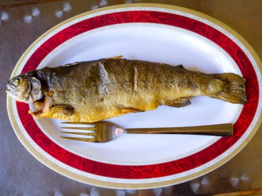 Taze kızarmış balık - kılıçbalığını geleneksel bir şekilde hizmet