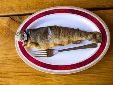 Taze kızarmış balık - kılıçbalığını geleneksel bir şekilde hizmet