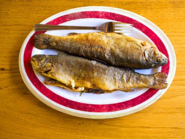Taze kızarmış balık - kılıçbalığını geleneksel bir şekilde hizmet