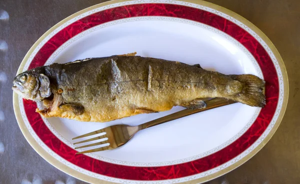 Taze kızarmış balık - kılıçbalığını geleneksel bir şekilde hizmet