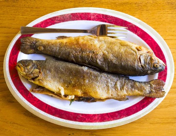 Taze kızarmış balık - kılıçbalığını geleneksel bir şekilde hizmet