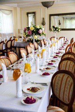 Büyük bir aile kutlaması için hazırlanan tabloları