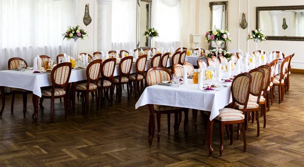 Büyük bir aile kutlaması için hazırlanan tabloları