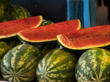 Ticari bir durak üzerinde orman siyah çilek