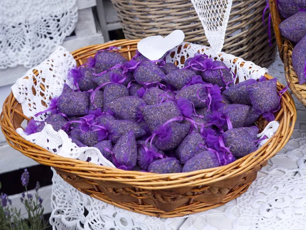 Buketler ve otlar ve lavanta ile parfüm çanta