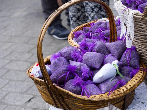 Buketler ve otlar ve lavanta ile parfüm çanta