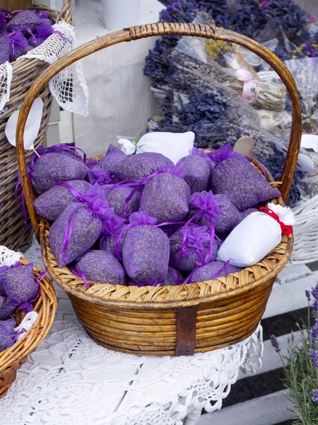 Buketler ve otlar ve lavanta ile parfüm çanta