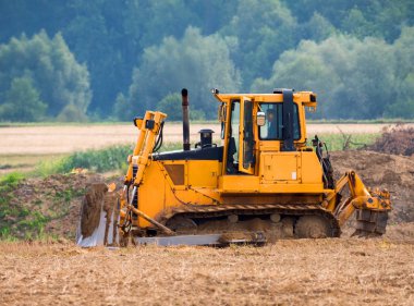 İşçi buldozer eser alanında