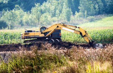 Ekskavatör alanında çalışır