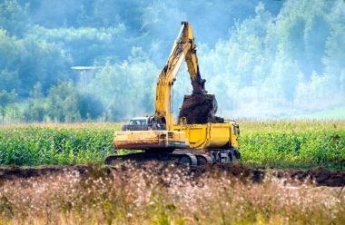 Ekskavatör alanında çalışır
