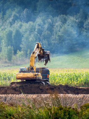 Ekskavatör alanında çalışır