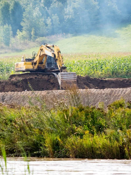 Graafmachine werkt op het gebied — Stockfoto