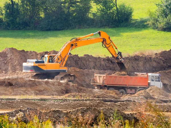 Laden en lossen van land op site — Stockfoto