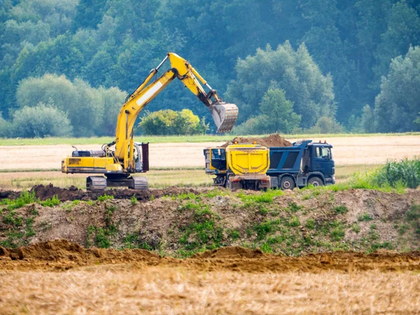 Yükleme ve boşaltma arazi Çekme Makinası — Stok fotoğraf