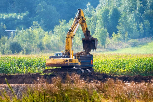 Graafmachine werkt op het gebied — Stockfoto