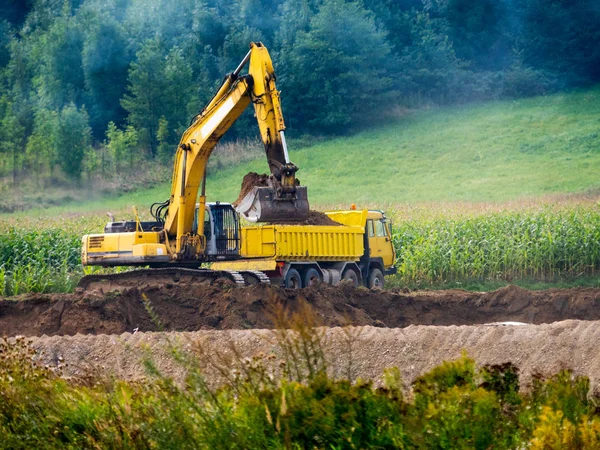 Ekskavatör alanında çalışır