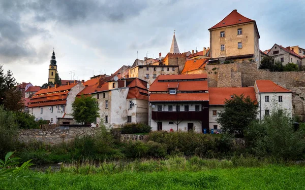 De gamla byggnaderna och stadsmuren i Bystrzyca Kodzka — Stockfoto