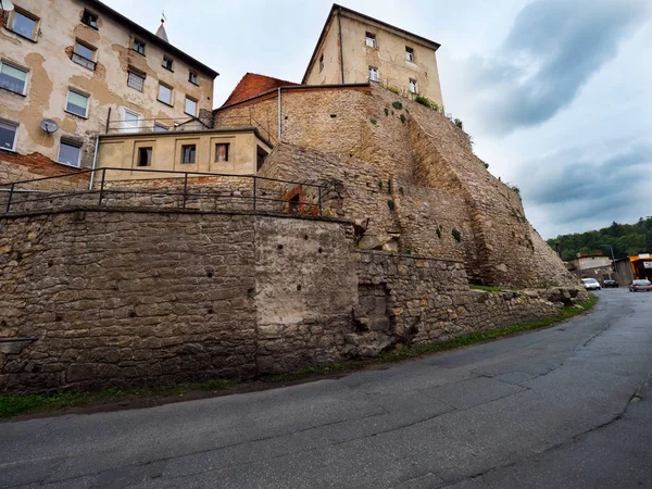 Древніх будівель та міських стін місті Kodzka — стокове фото