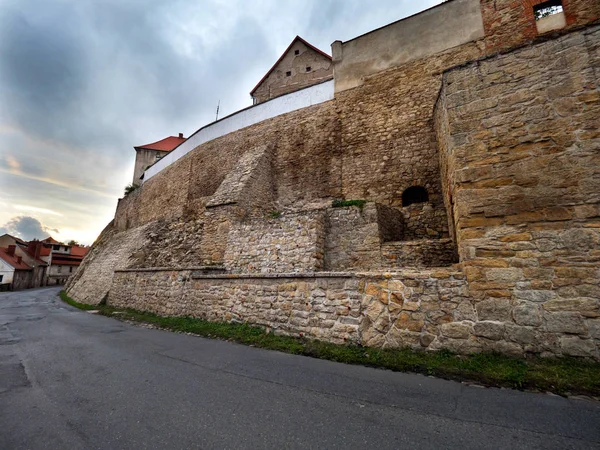 Staré budovy a městské hradby Bystrzyca Kodzka — Stock fotografie