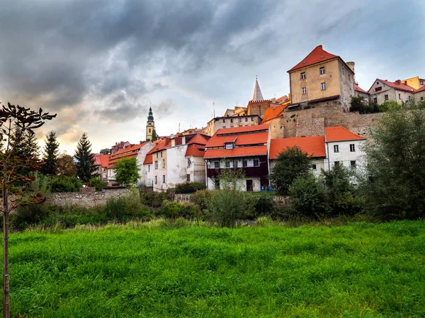 De gamla byggnaderna och stadsmuren i Bystrzyca Kodzka — Stockfoto