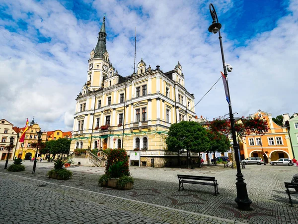 A Ldek Zdrj - tér, a város gyönyörű színes bérházak és állandó közepén a Neo-reneszánsz városháza Rynek. — Stock Fotó