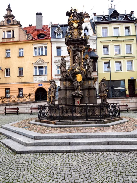 Torget, kolumn Trefaldighetskyrkan, -antika kolumn i Bystrzyca Kodzka — Stockfoto