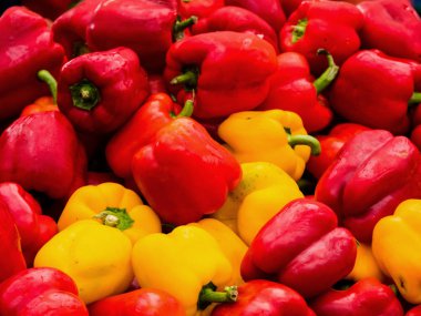 Bir Pazar durak üzerinde renkli biber