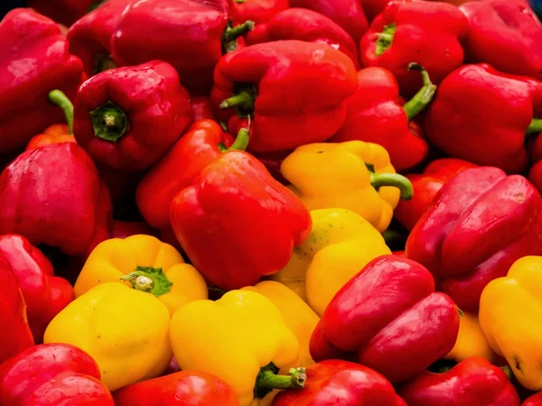Bir Pazar durak üzerinde renkli biber