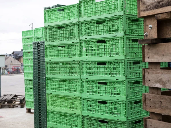 Boş kutular ve sebze toptan kaplarında