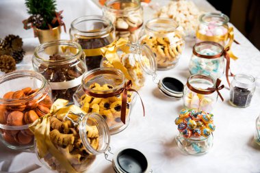 Güzel dekore edilmiş bir tabloda çeşitli şekiller renkli kurabiye