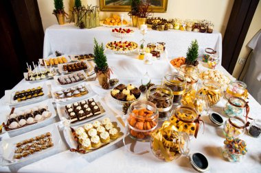 Güzel dekore edilmiş bir tabloda çeşitli şekiller renkli kurabiye