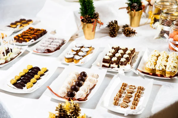 Kleurrijke Cookies Van Verschillende Vormen Een Prachtig Aangeklede Tafel — Stockfoto