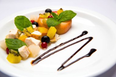 Plaka Yeşiller ve et yemek için sebze ile dekore edilmiş