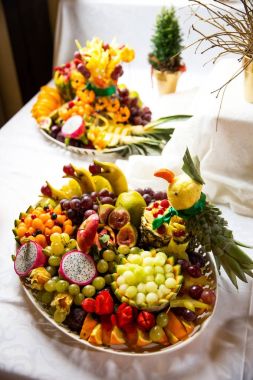 Meyve ve sebze çiçek şenlikli bir tabloda kompozisyonu