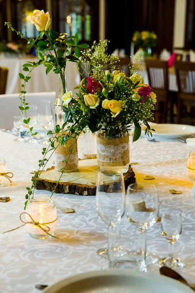 Uma Mesa Lindamente Decorada Coberta Preparada Para Hóspedes — Fotografia de Stock