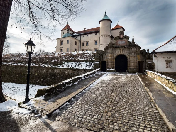 Renesansowy Zamek Nowym Winicz Zimowej Scenerii — Zdjęcie stockowe