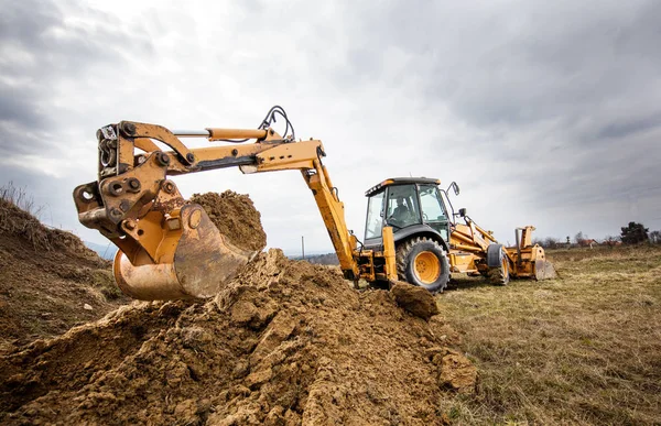 Sitede toprak işleri yapıyor tarak