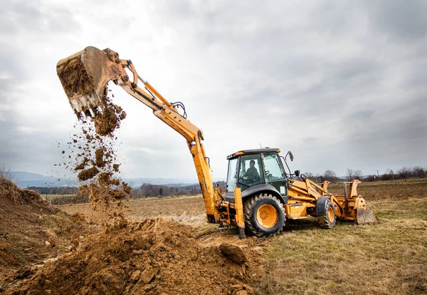 Sitede toprak işleri yapıyor tarak